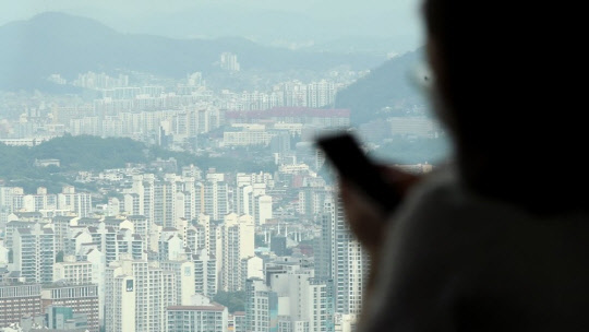 이날 서울 영등포구 63스퀘어에서 바라본 서울 시내 아파트 단지. <연합뉴스>